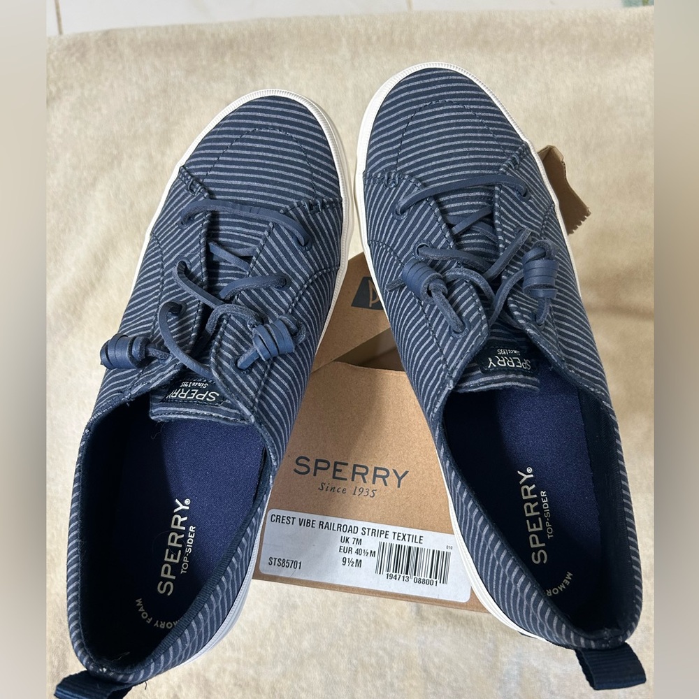 Sperry Size 9.5 New in Box Crest Vibe Railroad Stripe Shoes